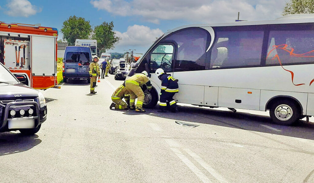 Bus Przewo Cy Dzieci Zderzy Si Z Samochodem Osobowym