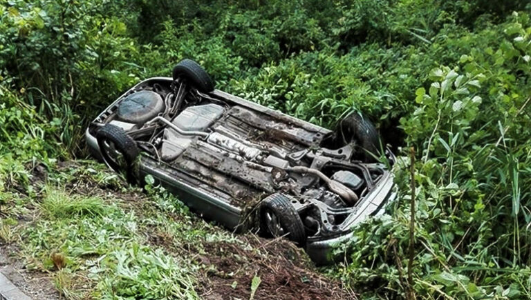 przewrocone-auto