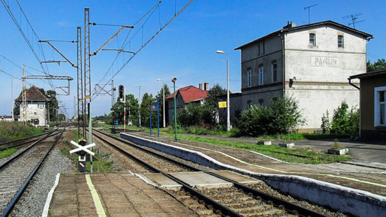 1280px-stacja_parlin1