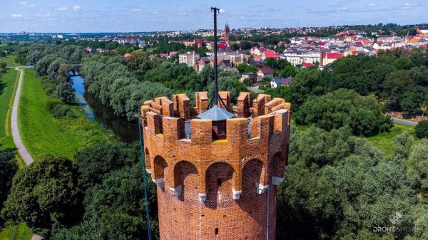 zamek-wieza-swiecie-widok-drone-shots-rremek