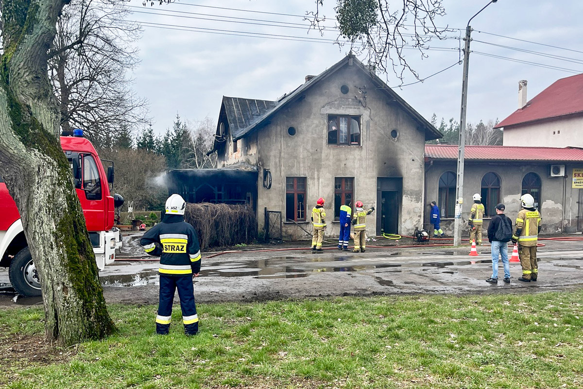 Pożar domu. Mieszkańcy znaleźli na razie schronienie u bliskich