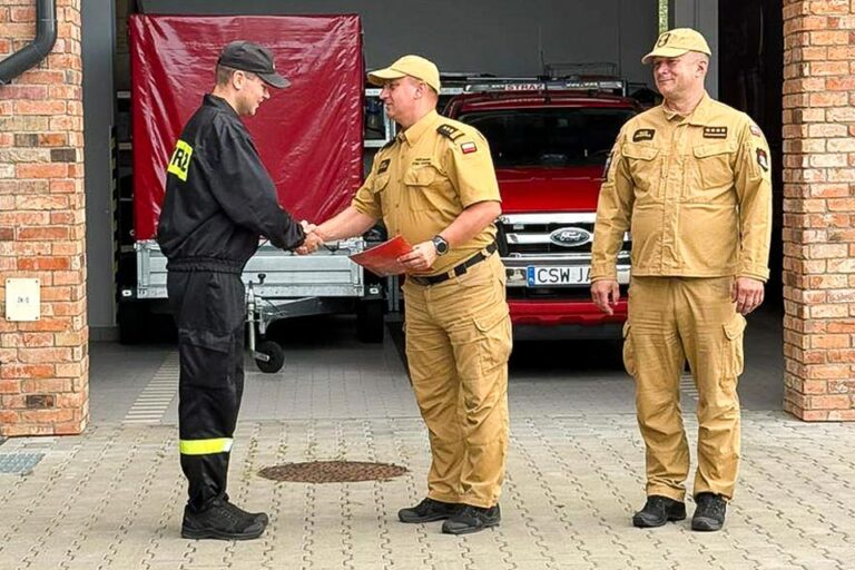 W czasie wolnym od służby ratował mężczyznę, który upadł z dużej wysokości